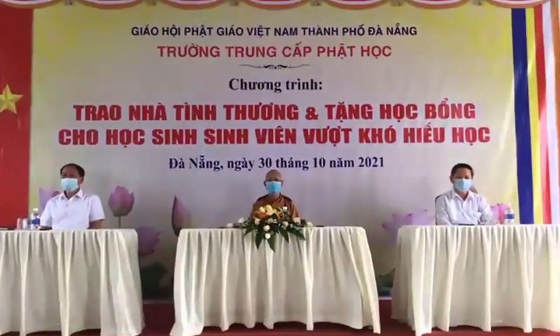 Phóng sự: Trường TCPH Đà Nẵng trao nhà tình thương và học bổng cho học sinh, sinh viên hiếu học.