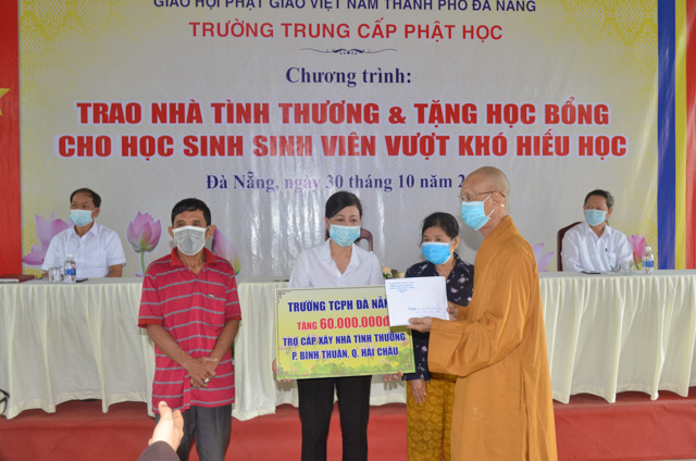 Đà Nẵng: Trường TCPH trao nhà tình thương đến các hộ có hoàn cảnh khó khăn và phát học bổng cho học sinh, sinh viên vượt khó hiếu học