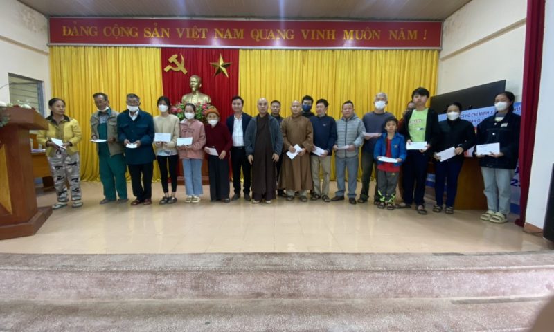 Trường Trung Cấp Phật Học Đà Nẵng tặng quà đến các gia đình khó khăn tại xã Hòa Phú