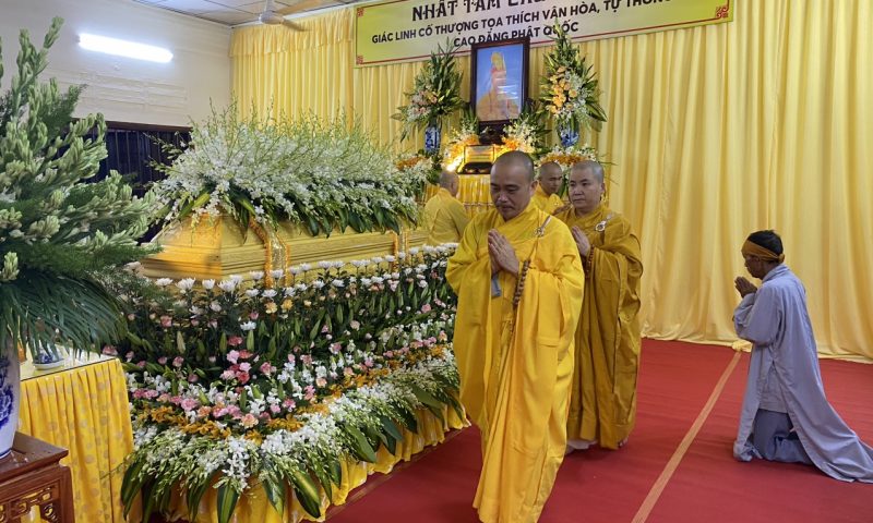 BGH Trường Trung Cấp Phật Học Đà Nẵng dâng hương tưởng niệm TT. Thích Vân Hoà tân viên tịch.