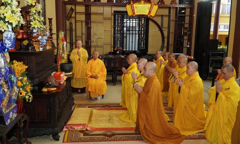 Chư Tôn đức Ban Trị sự và Ban Giám hiệu đảnh lễ, khánh tuế chư Tôn đức Giáo phẩm dịp đầu Xuân