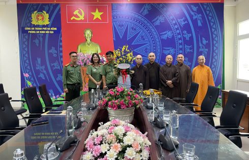 Trường TCPH Đà Nẵng thăm, chúc mừng Phòng An ninh nội địa nhân kỷ niệm 80 năm Ngày truyền thống