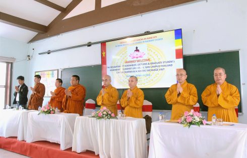 Tiếp đón đoàn giáo thọ, giảng viên Trường Đại học Phật giáo Mahamakut (Thái Lan) đến thăm và giao lưu tại Trường TCPH Đà Nẵng.