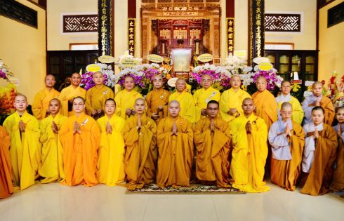 BGH Trường TCPH TP. Đà Nẵng dâng hương tưởng niệm nhân Đại lễ kỷ niệm 100 năm thành lập Tổ đình Phổ Đà và 50 năm ngày Đức Trưởng lão Hòa thượng khai sơn viên tịch.