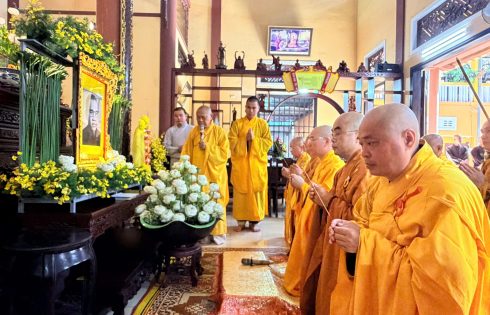 Ban Giám hiệu Trường TCPH Đà Nẵng dâng hương lễ húy nhật cố Hòa thượng Thích Từ Mẫn