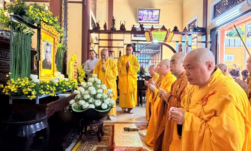 Ban Giám hiệu Trường TCPH Đà Nẵng dâng hương lễ húy nhật cố Hòa thượng Thích Từ Mẫn