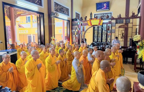 BGH Trường TCPH Đà Nẵng cùng chư Tăng Ni sinh đảnh lễ, dâng hương tưởng niệm húy nhật cố Trưởng lão Hòa thượng Thích Từ Tánh