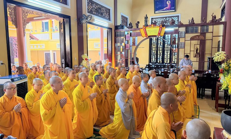 BGH Trường TCPH Đà Nẵng cùng chư Tăng Ni sinh đảnh lễ, dâng hương tưởng niệm húy nhật cố Trưởng lão Hòa thượng Thích Từ Tánh