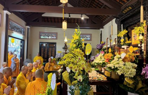 BAN GIÁM HIỆU TRƯỜNG TRUNG CẤP PHẬT HỌC ĐÀ NẴNG CÙNG CHƯ TĂNG NI SINH ĐẢNH LỄ, DÂNG HƯƠNG TƯỞNG NIỆM 10 NĂM HÒA THƯỢNG THÍCH HẠNH TRÍ VIÊN TỊCH