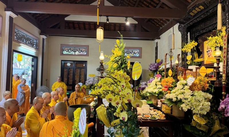 BAN GIÁM HIỆU TRƯỜNG TRUNG CẤP PHẬT HỌC ĐÀ NẴNG CÙNG CHƯ TĂNG NI SINH ĐẢNH LỄ, DÂNG HƯƠNG TƯỞNG NIỆM 10 NĂM HÒA THƯỢNG THÍCH HẠNH TRÍ VIÊN TỊCH